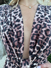 Cargar imagen en el visor de la galería, Vestido nudo animal print
