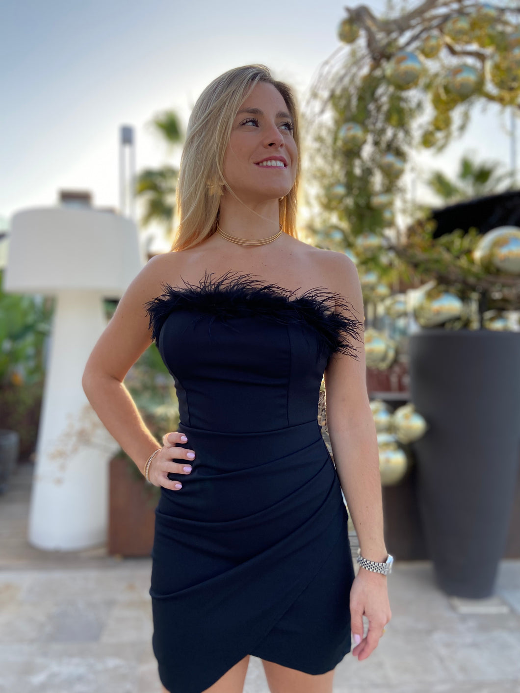 Vestido plumas escote negro